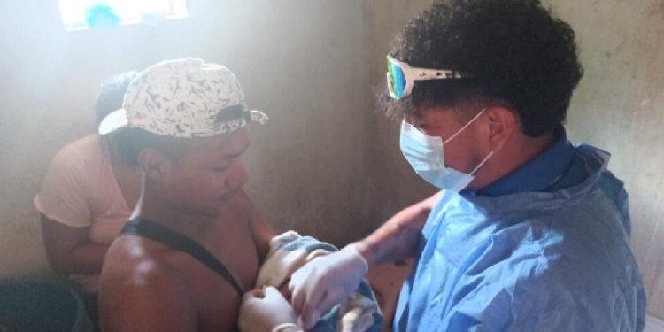 Paramédico entrega bebé recién nacido al padre tras parto en domicilio
