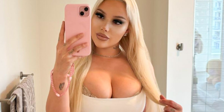Selfie de Kylie Page sonriendo frente a la cámara