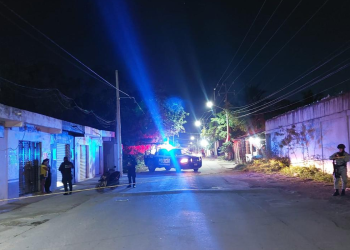 Elementos de la FGE en barbería de Cancún tras ataque armado