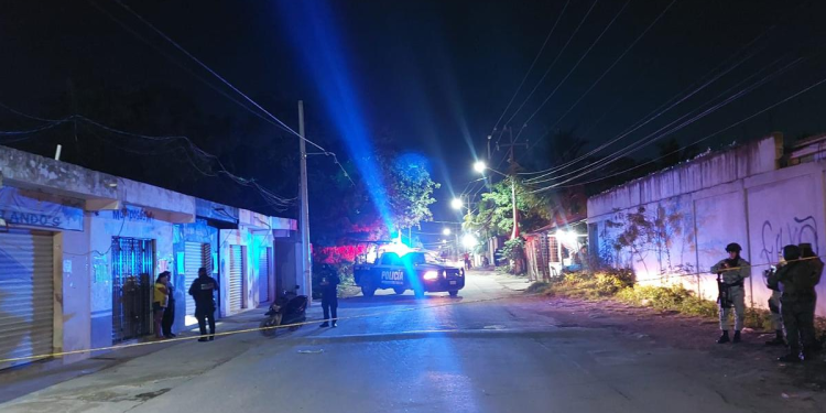 Elementos de la FGE en barbería de Cancún tras ataque armado