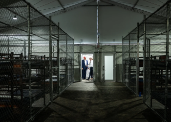 Trump Inaugura Cárcel para Migrantes Rodeada de Caimanes