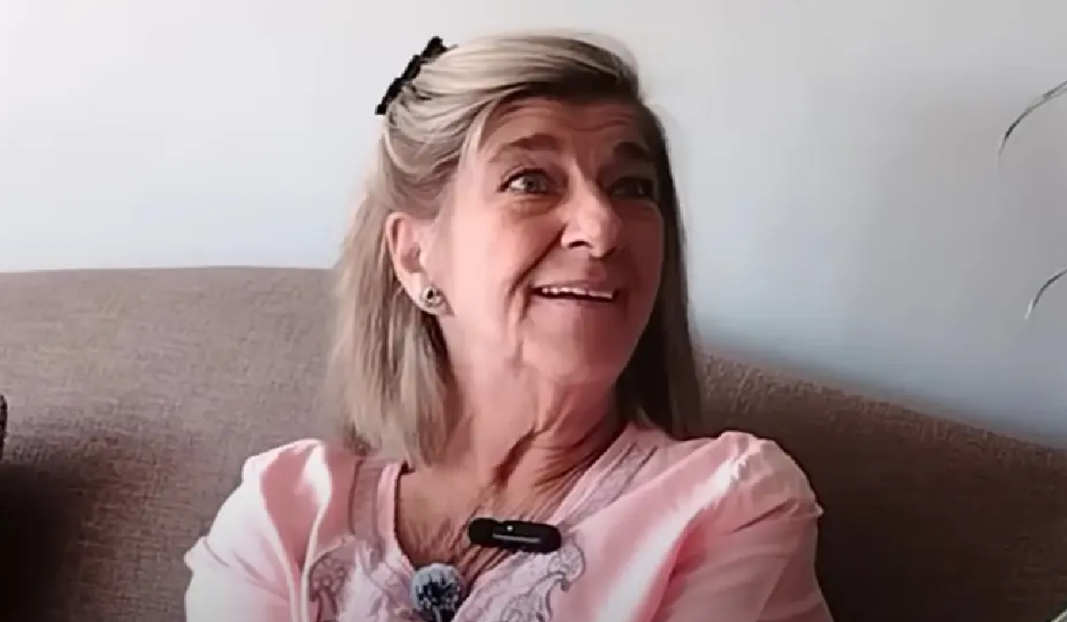 Lucy Buj durante una entrevista reciente, mostrando una imagen serena y reflexiva.