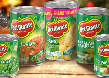 Latas de frutas en almíbar de la marca Del Monte exhibidas en estante.