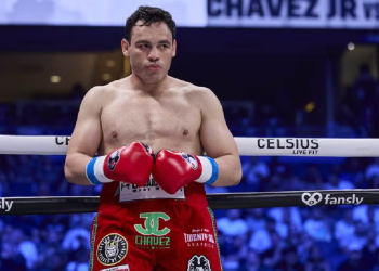 Julio César Chávez Jr. durante una pelea en el ring