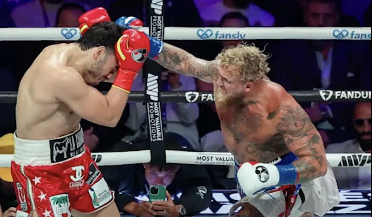 Julio César Chávez Jr. enfrentando a Jake Paul en el ring