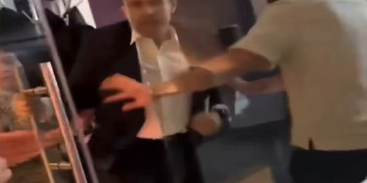 Rodrigo Orozco Waters causando daños en estudio de grabación