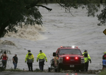 Autoridades vigilan daños por inundaciones Texas
