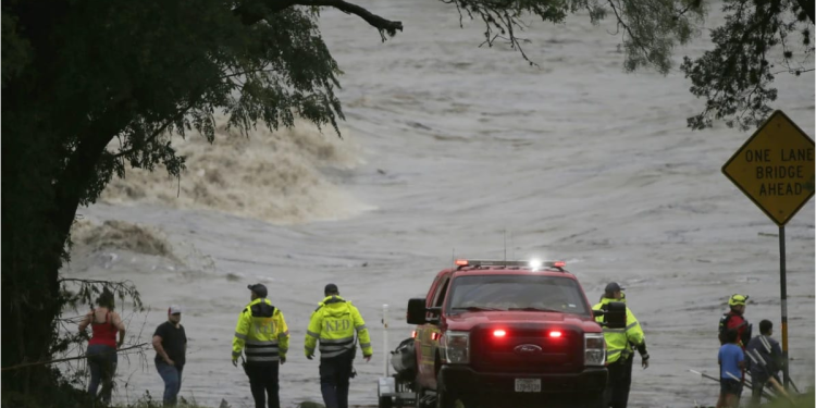 Autoridades vigilan daños por inundaciones Texas