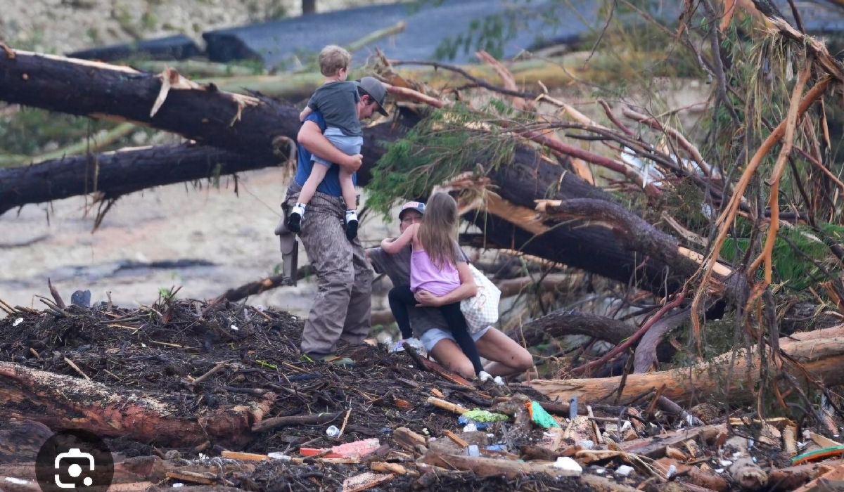 Ciudadanos ayudan a niños tras inundaciones Texas