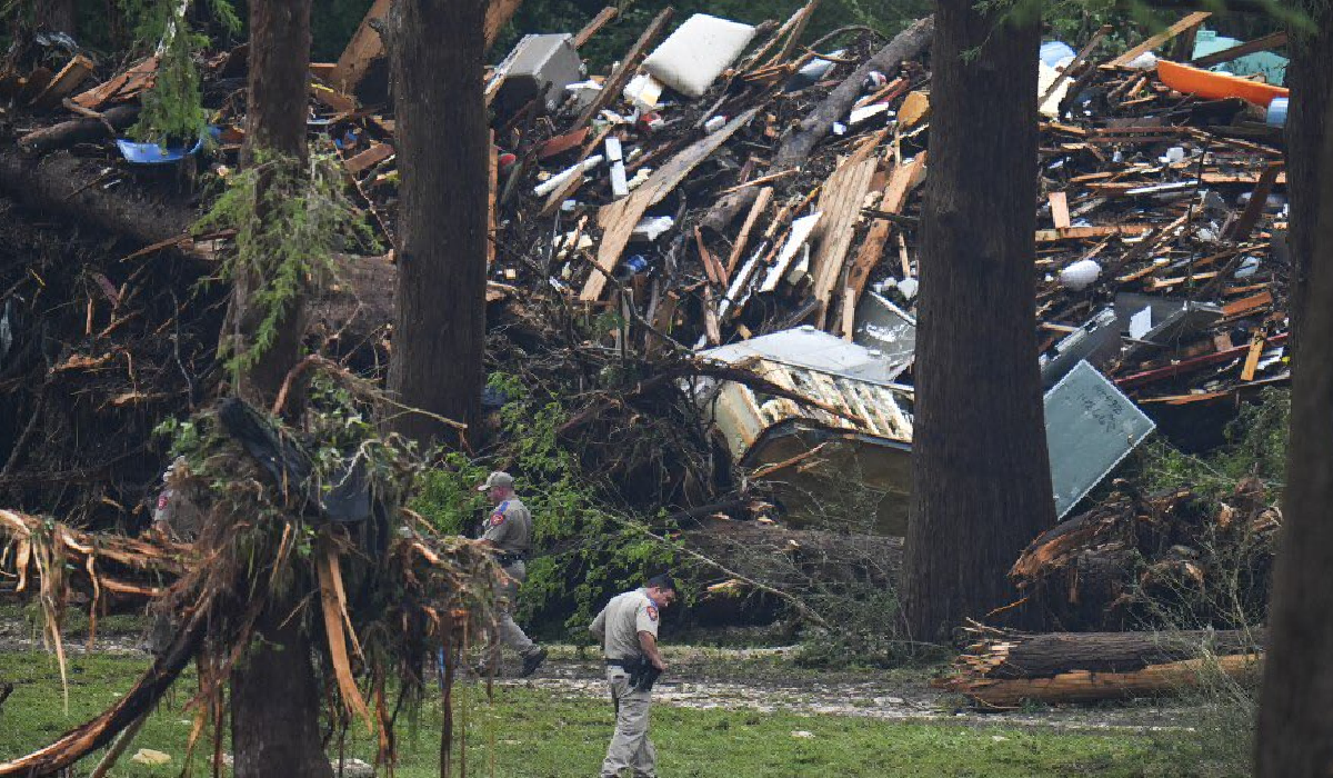 Policía observa escombros tras inundaciones Texas