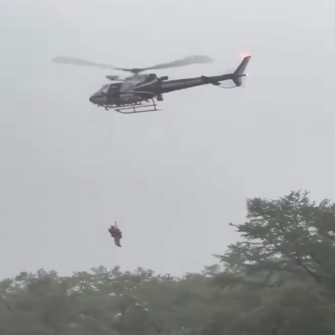 Rescate aéreo durante las inundaciones en Texas