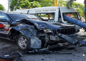 Auto y combi dañados tras accidente de combi en Cancún