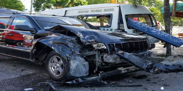 Auto y combi dañados tras accidente de combi en Cancún