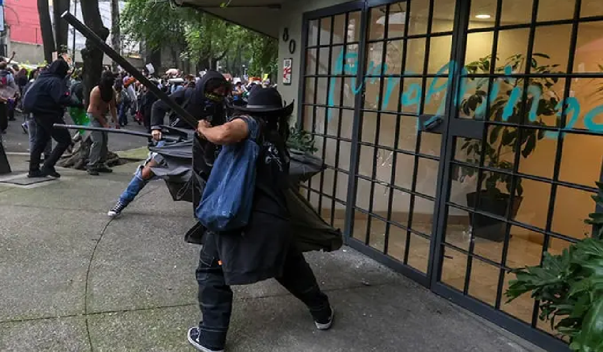 Destrozos y vandalismo en comercios tras marcha anti-gentrificación en colonia Condesa