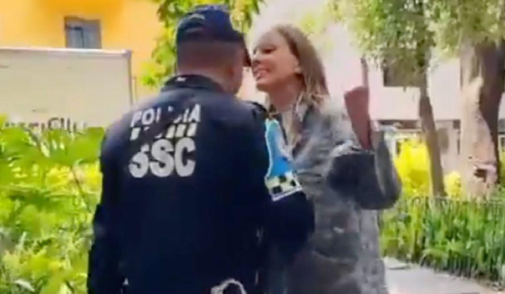 Lady Racista insultando a un agente de tránsito en la Condesa