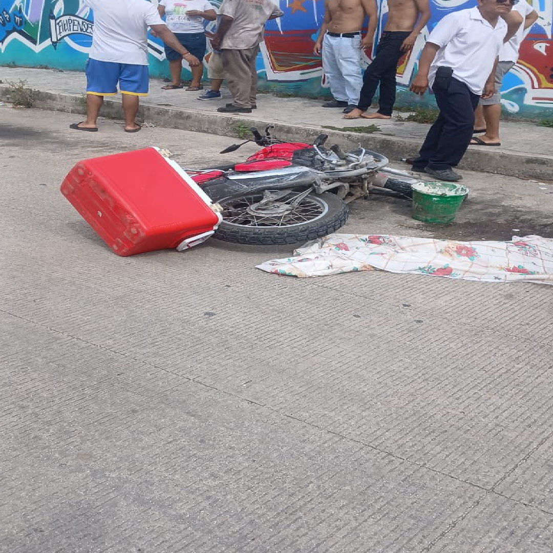 Motocicleta repartidora de tortillas dañada tras accidente