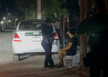 Mujer relata a policía cómo frustró asalto con piedras en Cancún