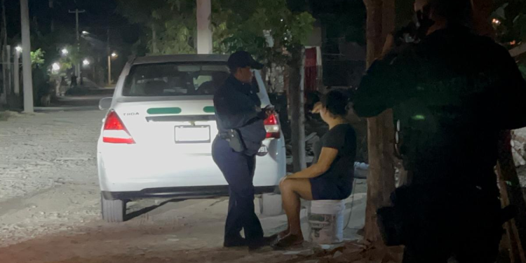 Mujer relata a policía cómo frustró asalto con piedras en Cancún