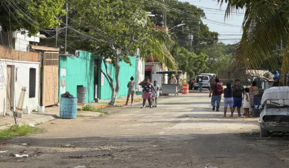 Vecinos observando zona acordonada por electrocución en Cancún