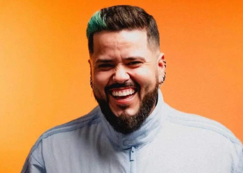 Aldo Miranda sonriendo durante una presentación en TikTok