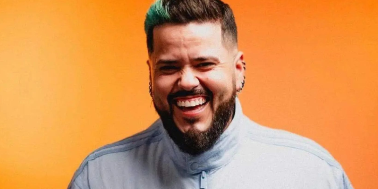 Aldo Miranda sonriendo durante una presentación en TikTok