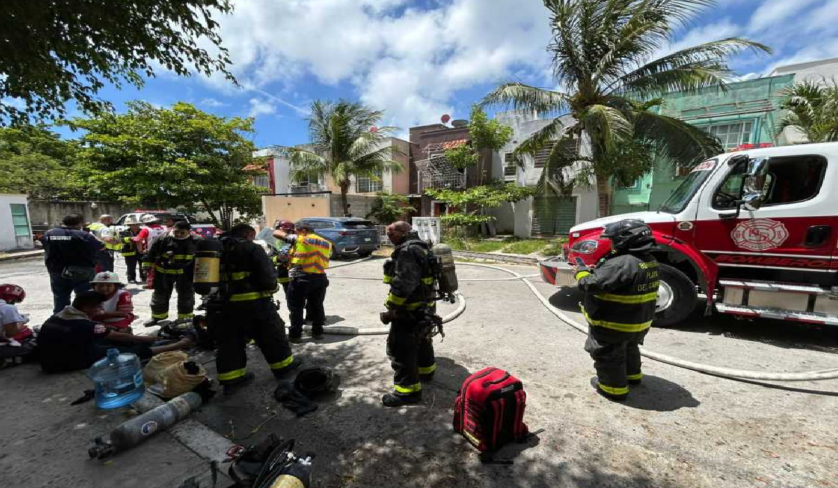 Bomberos tras explosión en Playa del Carmen