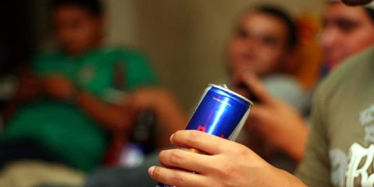Persona sostiene una lata de bebida energética, producto que podría prohibirse a menores en México