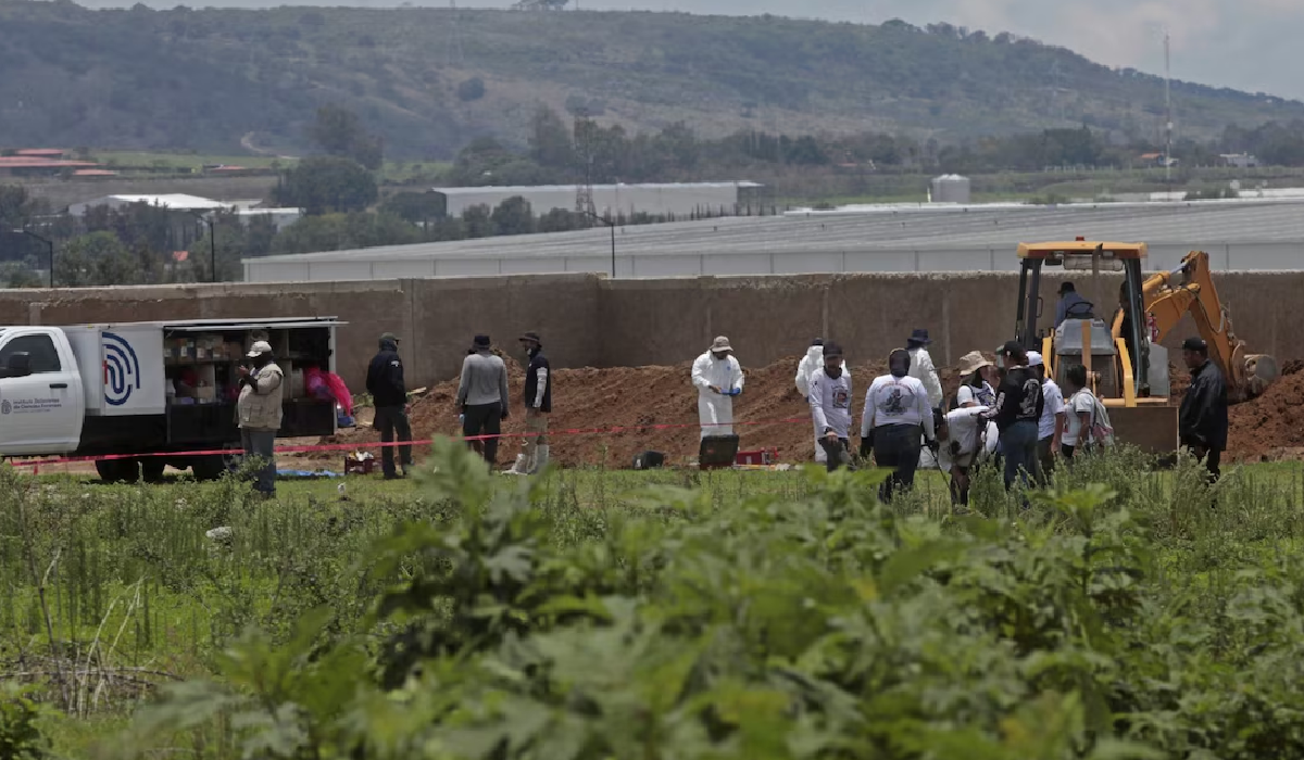 Trabajos de limpieza en zona de fosa clandestina en Jalisco