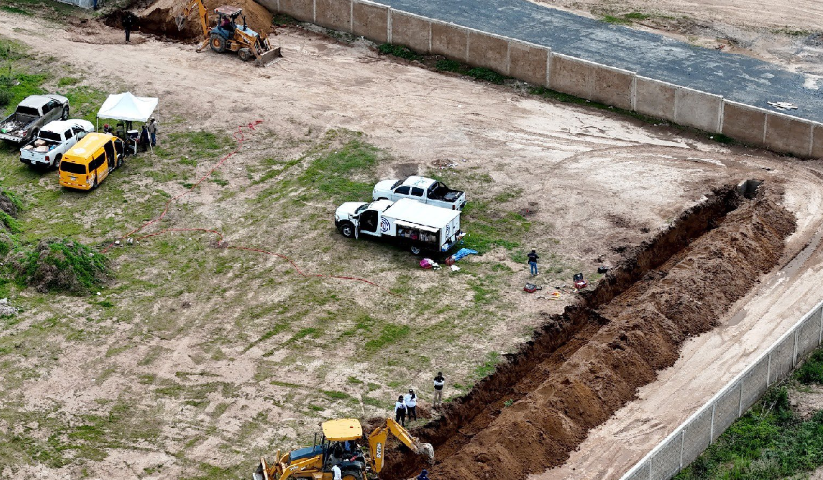 Excavación en fosa clandestina para búsqueda de restos humanos en Jalisco