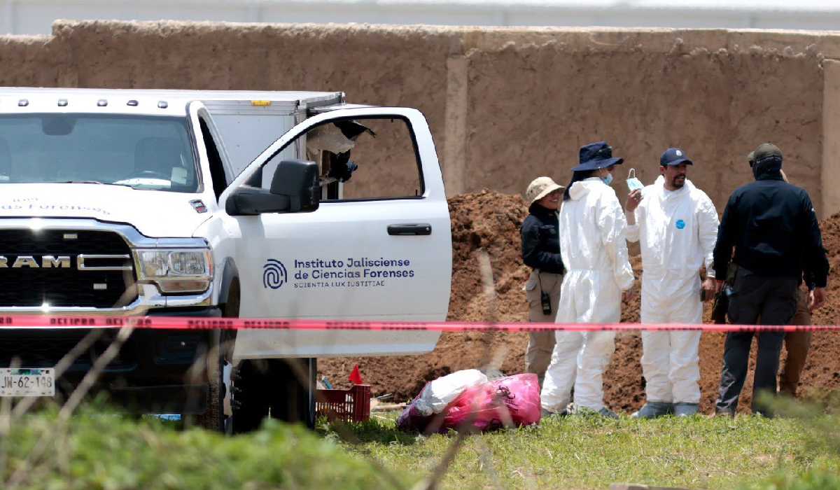 Descubrimiento de bolsas con restos humanos en fosa clandestina de Jalisco
