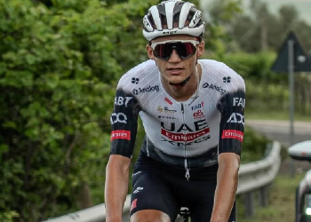 Isaac del Toro compitiendo en bicicleta en el Tour de Austria 2025