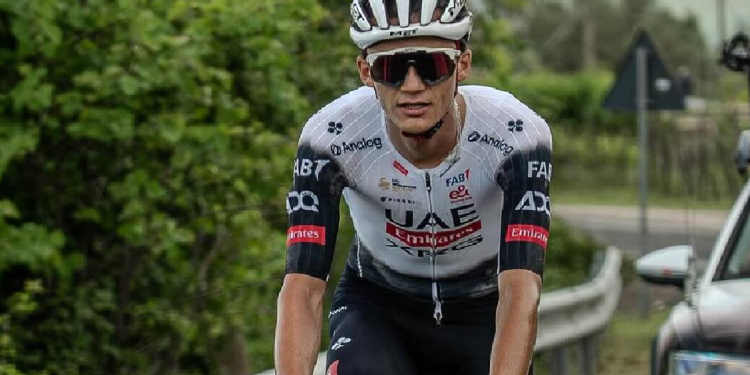 Isaac del Toro compitiendo en bicicleta en el Tour de Austria 2025