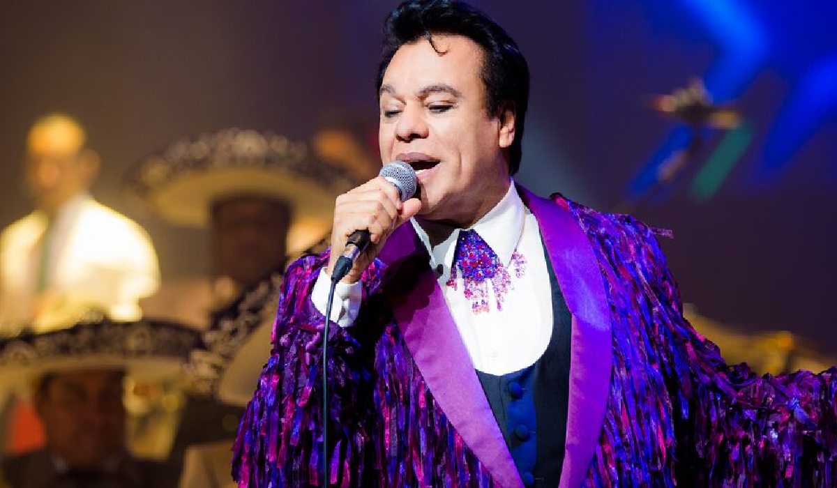 Juan Gabriel cantando en uno de sus conciertos en vida