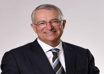 Ricardo Salinas Pliego posando para una fotografía