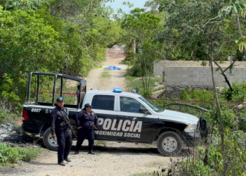 Policía municipal junto al cuerpo encontrado en colonia El Mariachi