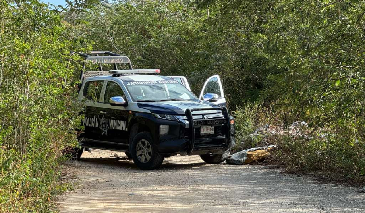 Policía municipal inspecciona escena de crimen en El Mariachi