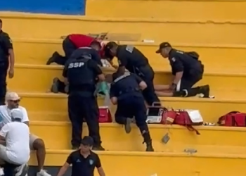Paramédicos intentan reanimar a aficionado en gradas del estadio Iturralde Rivero