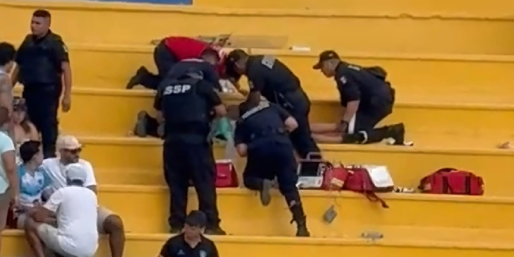 Paramédicos intentan reanimar a aficionado en gradas del estadio Iturralde Rivero