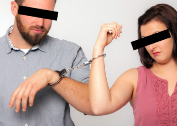 Pareja conversando mientras revisa documentos legales de divorcio