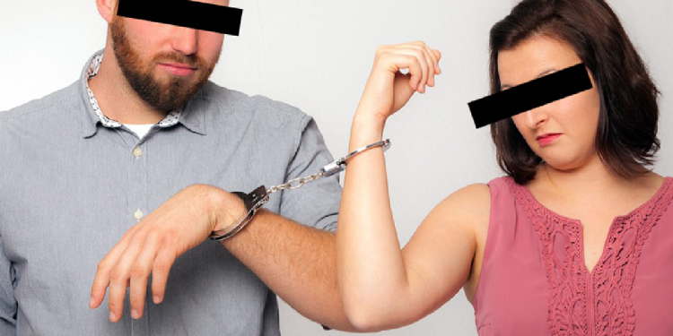 Pareja conversando mientras revisa documentos legales de divorcio