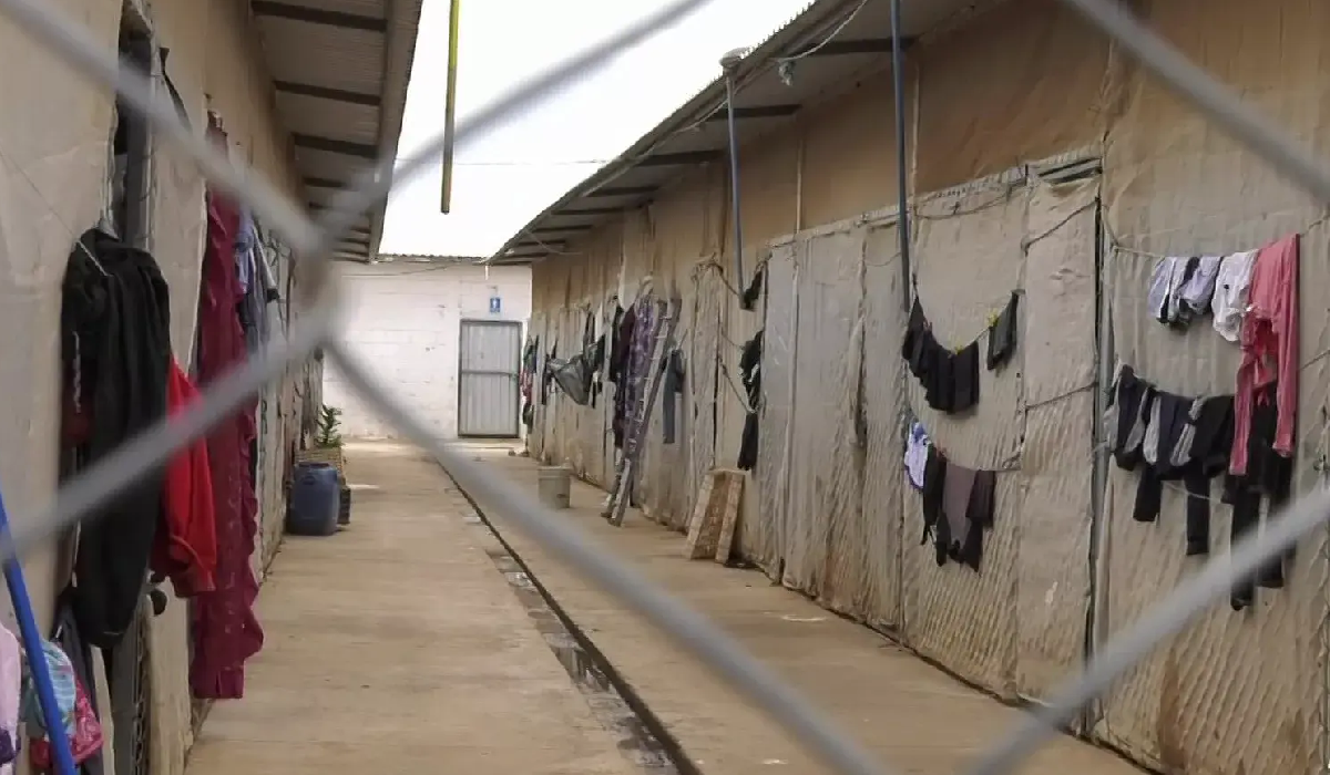 Ropa de víctimas de trabajo forzado en campamento rural