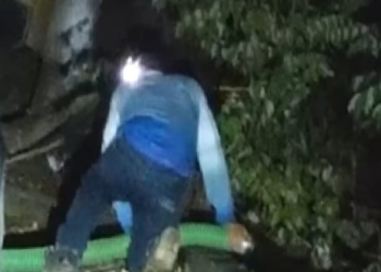 Operador de pipa descargando aguas negras en canal pluvial de Chetumal