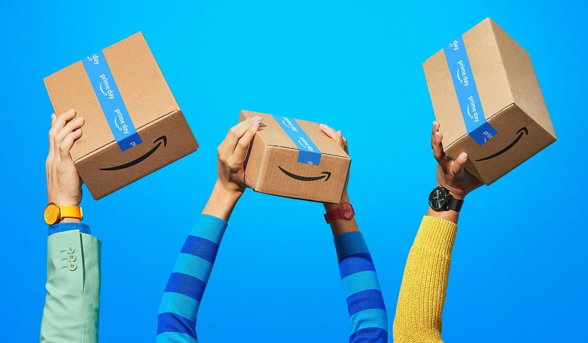 Caja de Amazon sobre mesa lista para ser abierta