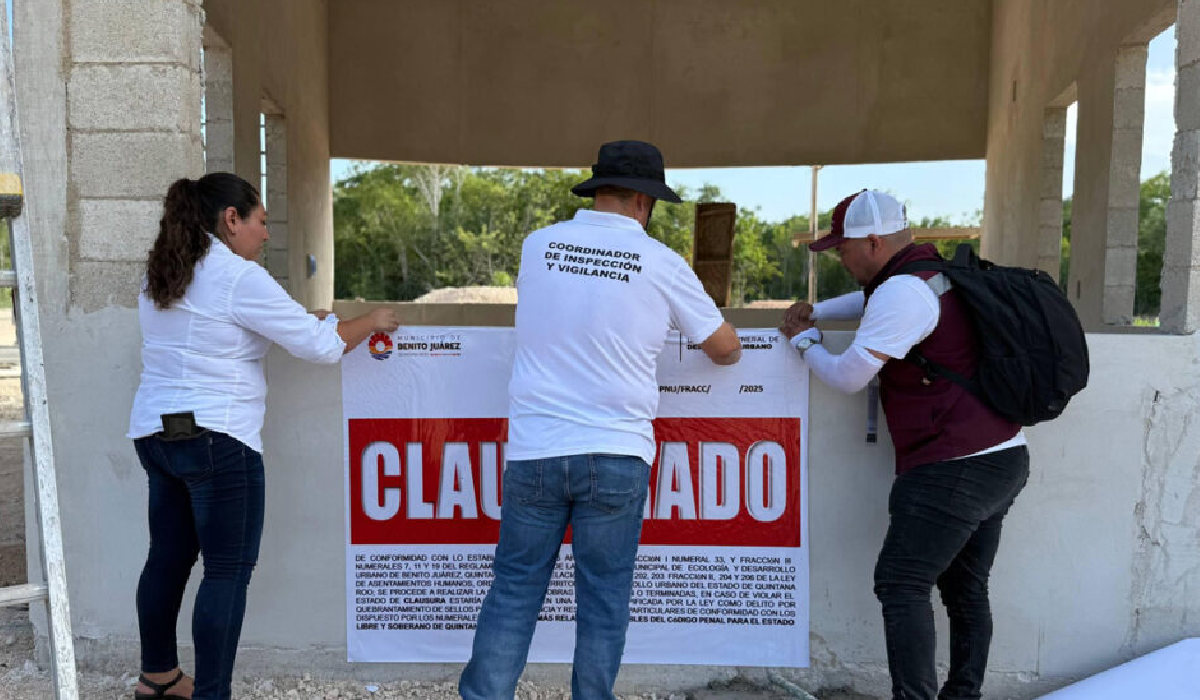 Personal del ayuntamiento coloca sello de clausura en fraccionamiento