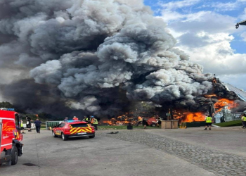 Escenario principal de Tomorrowland en llamas durante incendio