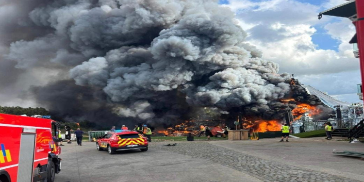 Escenario principal de Tomorrowland en llamas durante incendio
