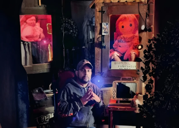 Investigador Dan Rivera sosteniendo a la muñeca Annabelle durante una gira paranormal