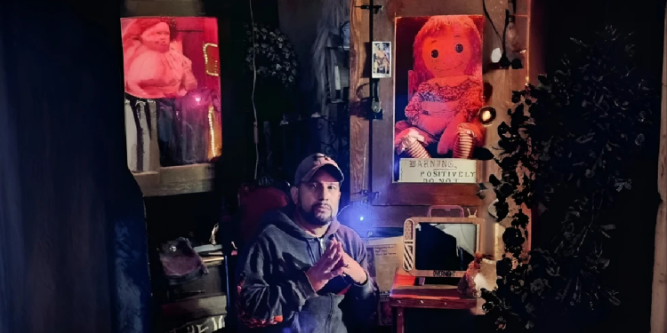 Investigador Dan Rivera sosteniendo a la muñeca Annabelle durante una gira paranormal