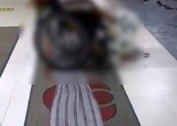 Gina Reyes en silla de ruedas antes de su fallecimiento afuera del hospital de Tlalpan