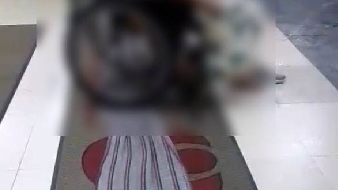 Gina Reyes en silla de ruedas antes de su fallecimiento afuera del hospital de Tlalpan
